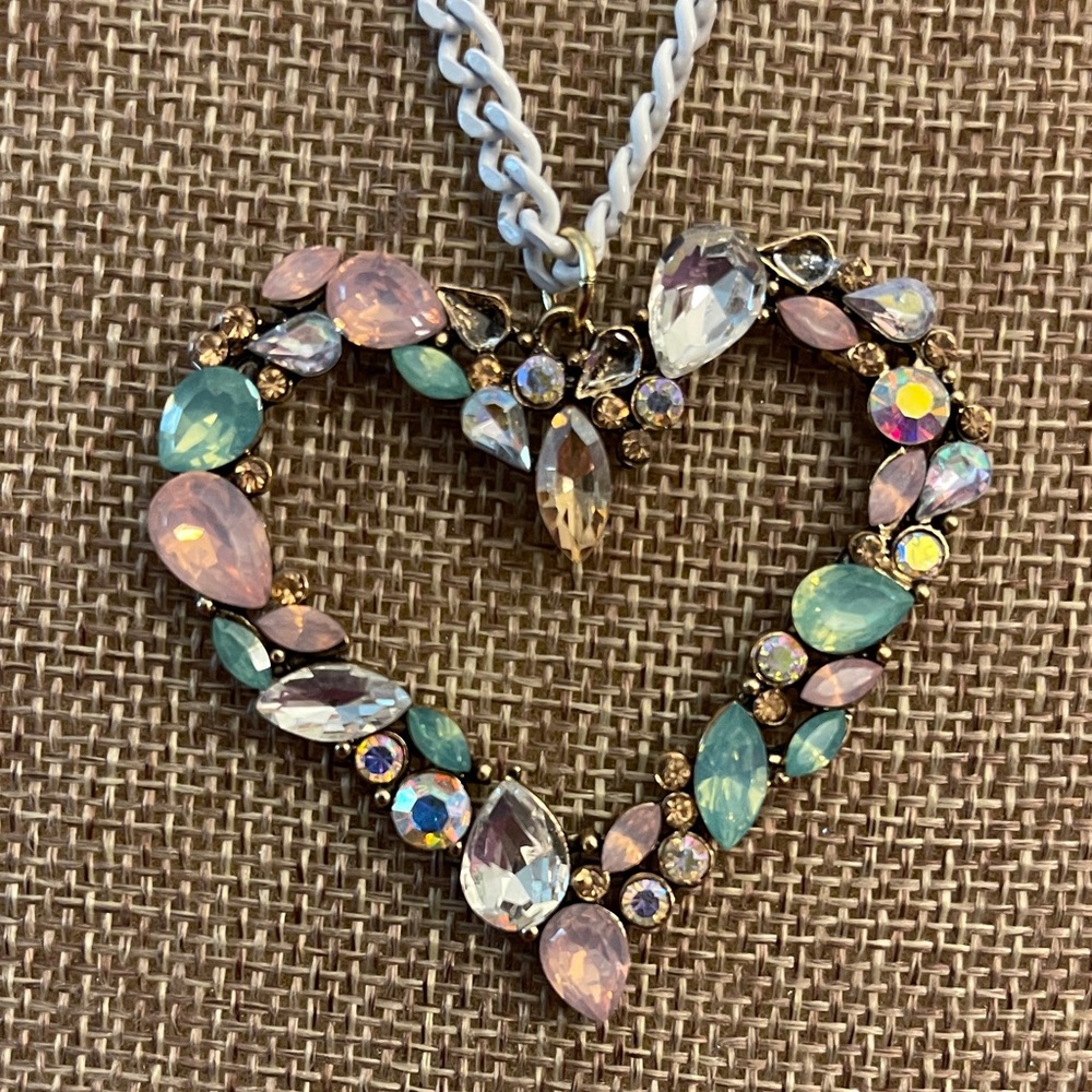 Elegant Heart-Shaped Multicolor Necklace - Picture 3 of 3